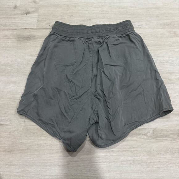 Lululemon Feeling Femme Short 5.5" Grey Sage W7ATYS Size 4 - Picture 3 of 6